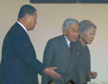 　ラグビー日本選手権の準々決勝を観戦された天皇、皇后両陛下。左は日本ラグビー協会の森喜朗会長