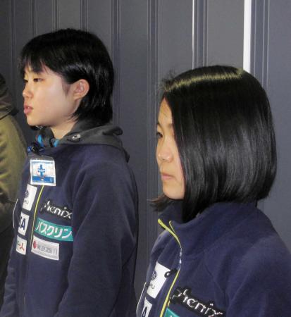 　ジャンプ女子Ｗ杯出場に向け、欧州へ出発した高梨沙羅（右）と伊藤有希