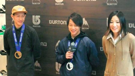 　ファンとの交流イベントに出席したスノーボードの（左から）平岡卓、平野歩夢、岡田良菜