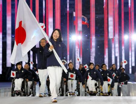 　ソチ冬季パラリンピックの開会式で、旗手の太田渉子を先頭に入場する日本選手団（代表撮影・共同）