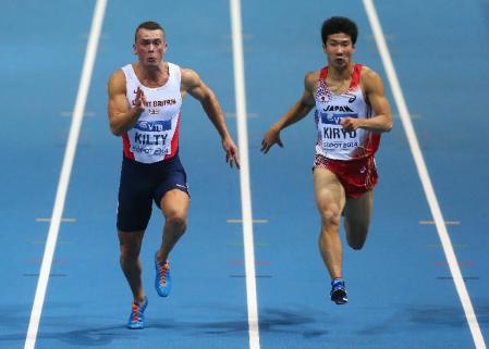 　男子60メートル準決勝１組　６着で敗退した桐生祥秀。左はリチャード・キルティ＝ソポト（ゲッティ＝共同）