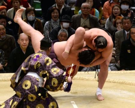 　遠藤（下）をすくい投げで下す日馬富士