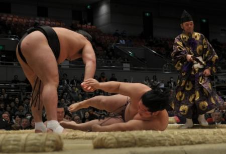 日馬富士（左）にすくい投げで敗れた遠藤