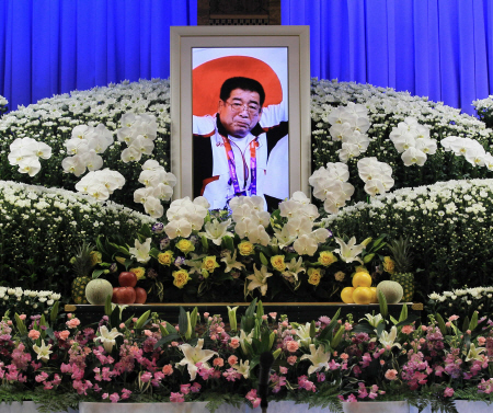 　吉田沙保里の父勝栄さんの通夜で、ロンドン五輪の写真が飾られた祭壇＝津市