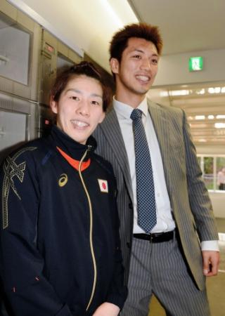 　応援に駆けつけたボクシングの村田諒太（右）と記念撮影に納まる吉田