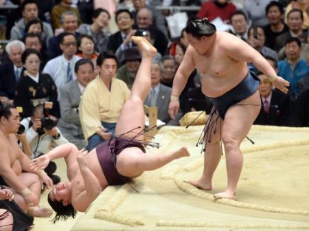 遠藤を押し倒しで破る豪栄道（右）