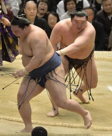 　白鵬が押し出しで豪栄道を下す