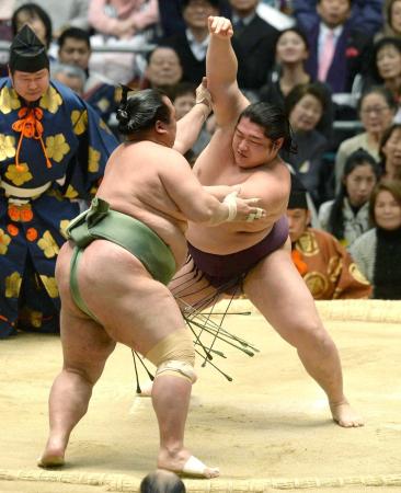 　豊ノ島（左）を押し出しで破る遠藤（撮影・吉留常人）