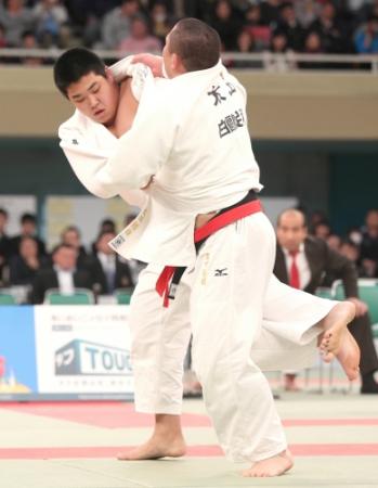 男子団体決勝、大将戦で白鴎大足利の太田彪雅（右）を攻める修徳の小川雄勢＝日本武道館