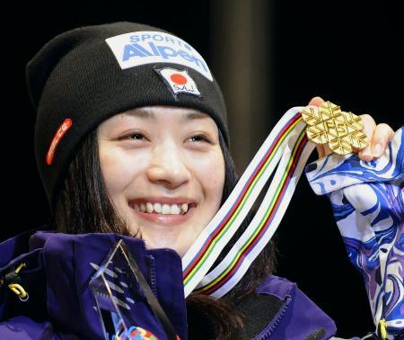 　２００９年３月、フリースタイルスキー世界選手権女子モーグルで優勝し、金メダルを手に笑顔の上村愛子＝福島県猪苗代町