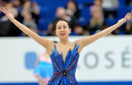 　演技を終え、歓声に応える浅田真央