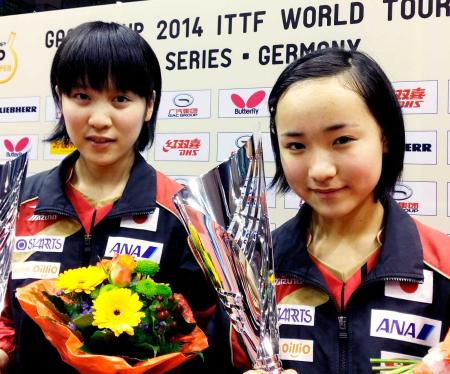 　卓球のドイツ・オープンの女子ダブルスで優勝した平野美宇（左）、伊藤美誠ペア（日本卓球協会提供）