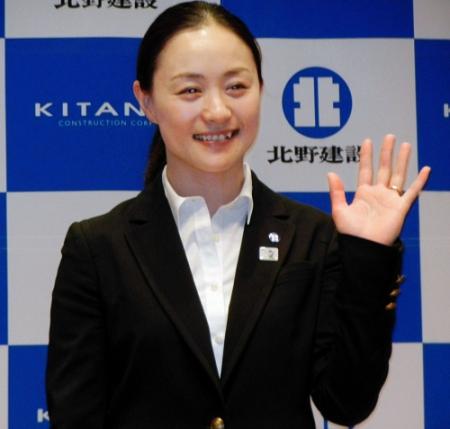 　引退会見を行った上村愛子