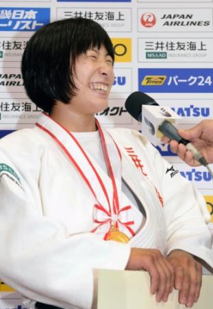 優勝インタビューで笑顔を見せる近藤亜美＝福岡国際センター