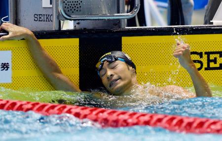 　男子１００メートル背泳ぎ決勝　５２秒５７で優勝し、ガッツポーズする入江陵介