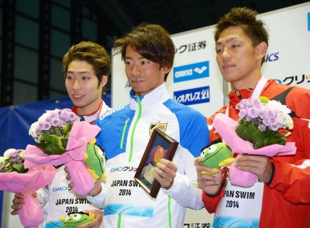 　男子２００メートル背泳ぎ表彰　左から２位の萩野、優勝した入江、３位の白井