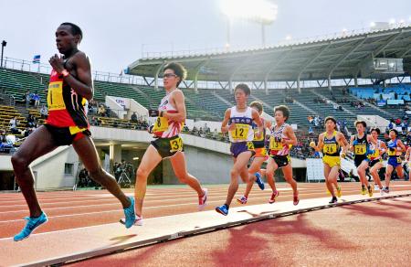 　グランプリ男子１万メートル　日本人最上位でフィニッシュした駒大・村山謙太（左から３人目）＝撮影・中西幸大