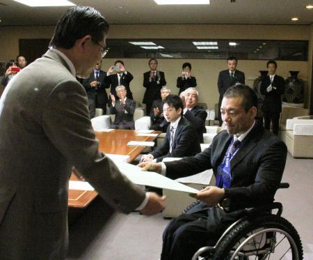 　加藤久雄長野市長（左）から市長特別賞を授与される狩野亮選手＝２１日、長野市役所