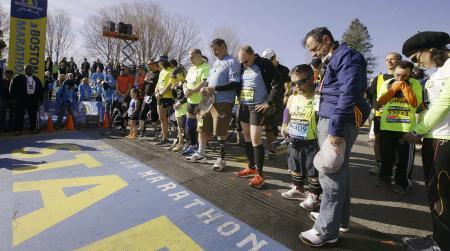 　ボストン・マラソンのスタート前に黙とうをささげるランナーら＝２１日（ＡＰ＝共同）