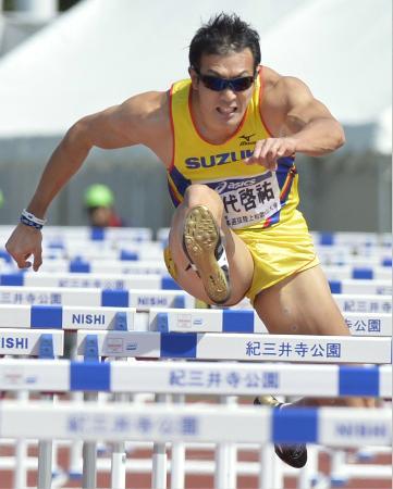 　男子十種競技で日本新記録をマークした右代啓祐の１１０メートル障害＝和歌山市紀三井寺陸上競技場