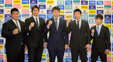 　柔道の全日本選手権を前に、記者会見でポーズをとる（左から）上川大樹、七戸龍、原沢久喜、熊代佑輔、大野将平