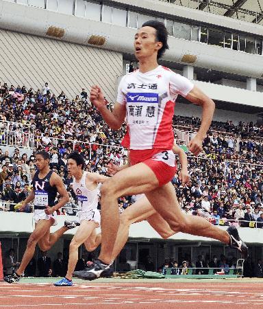 　男子１００メートル決勝　１０秒１３で優勝した高瀬慧＝エディオンスタジアム広島
