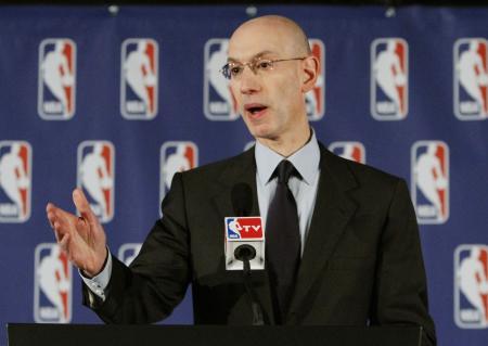 　スターリング・オーナーの永久追放処分を発表するＮＢＡのアダム・シルバー・コミッショナー＝２９日、ニューヨーク（ＵＰＩ＝共同）