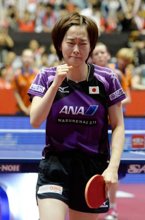　卓球の世界選手権団体戦準々決勝でオランダに勝ち、感極まりながらガッツポーズする石川佳純