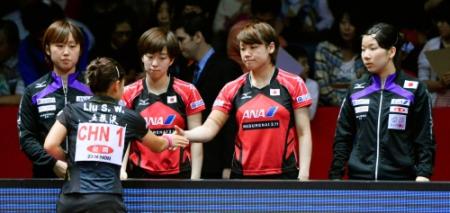 優勝した中国チームの健闘をたたえる（左から）田代早紀、石川佳純、石垣優香、森さくらの日本チーム