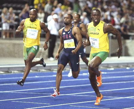 　２００９年８月、世界陸上の男子１００メートル決勝で、９秒５８の世界新で優勝したウサイン・ボルト（右）＝ベルリンの五輪スタジアム（ロイター＝共同）