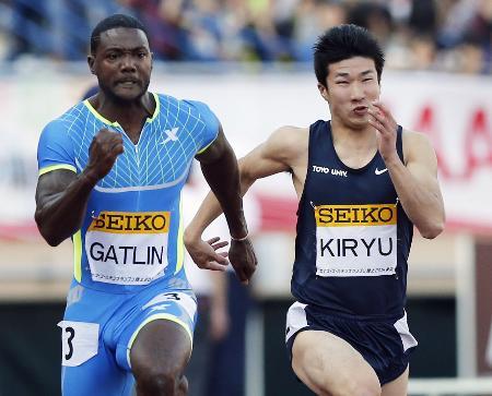 　男子１００メートル　１０秒４６で５位の桐生祥秀。左は優勝したジャスティン・ガトリン＝国立競技場