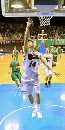 　トヨタ自動車東京戦でシュートを放つ東芝神奈川・辻（１４）＝代々木第二体育館（ＮＢＬ提供）