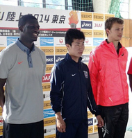 　ゴールデングランプリ東京に向けて会見した左からジェームズ、桐生、ルメートル＝国立競技場