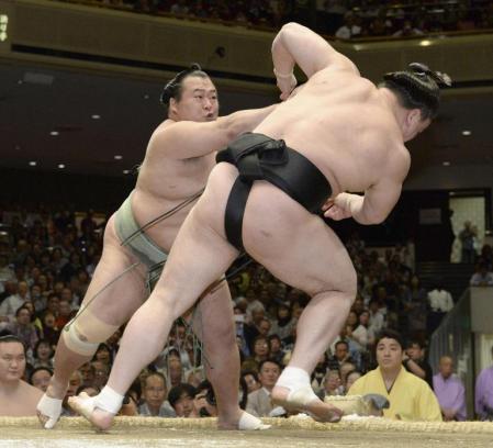 　豊ノ島が押し出しで日馬富士を破る＝両国国技館