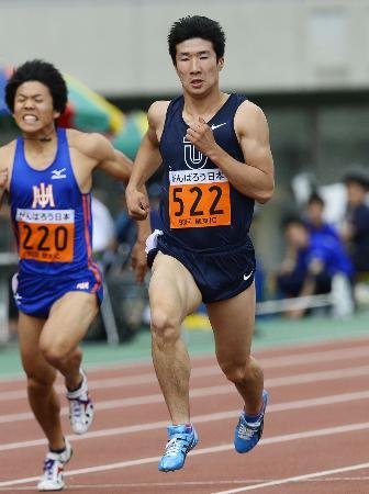 　男子１００メートル予選　１０秒３６で準決勝進出を決めた桐生祥秀＝熊谷スポーツ文化公園陸上競技場
