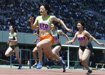 　女子１００メートル決勝で優勝した土井杏南（手前）
