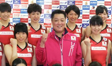 　記者会見でポーズをとる、バレーボール女子日本代表の真鍋監督（中央）、主将の木村（前列右）ら＝１９日、東京都北区