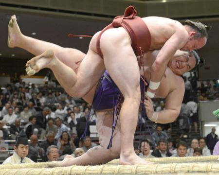 　隆の山（手前）が掛け投げで魁を下す（撮影・梅津忠之）