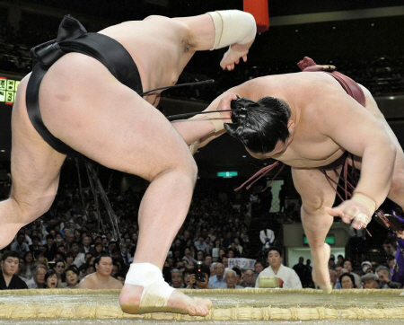 日馬富士（左）にマゲをつかまれ反則勝ちとなった稀勢の里＝両国国技館（撮影・園田高夫）