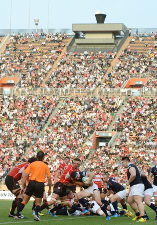 　聖火が点火され行われた、ラグビーの日本-香港戦。国立競技場で最後のスポーツ大会となった＝２５日午後、東京都新宿区