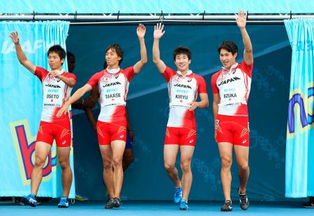 　男子４００メートルリレーで、場内の声援に応えながら入場する（左から）大瀬戸一馬、高瀬慧、桐生祥秀、飯塚翔太（ゲッティ＝共同）