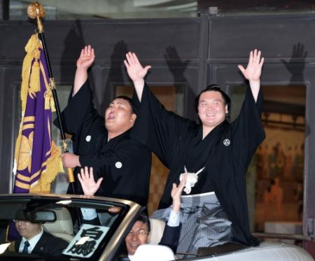 ２５日、優勝パレードに出発する前にファンといっしょにバンザイする白鵬。左は大喜鵬