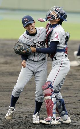 　関西学生野球春季リーグで４季ぶり３４度目の優勝を決め喜ぶ松田（左）と小川の立命大バッテリー＝皇子山