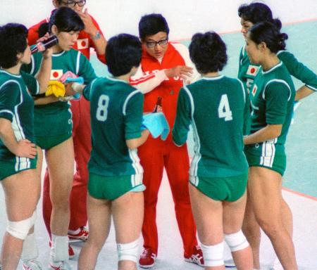 　１９７２年９月、ミュンヘン五輪バレーボール女子決勝のソ連戦で、選手に指示する小島孝治監督（中央）