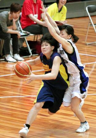 　後半、ドリブルでゴール下へきりこむ大阪人間科学大・藤木（左）