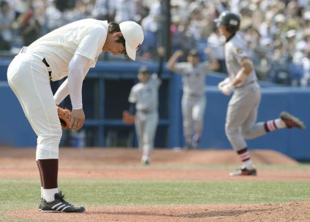 　慶大-早大　７回表慶大１死二塁、竹内惇（右）に逆転２ランを打たれた有原＝神宮