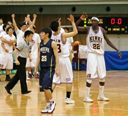 　決勝進出を決め、喜ぶシェリフ（右端）ら近大チーム（撮影・立川洋一郎）