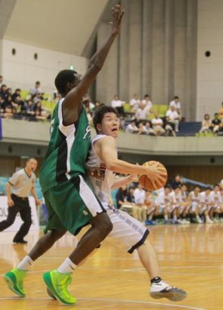 　前半、天理大・サイモン（左）のファウルを誘う中京大・戸次＝なみはやドーム（撮影・石湯恒介）