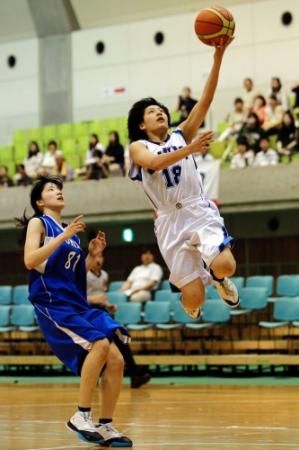 　前半、シュートを決める大体大・上長美菜＝なみはやドーム（撮影・立川洋一郎）