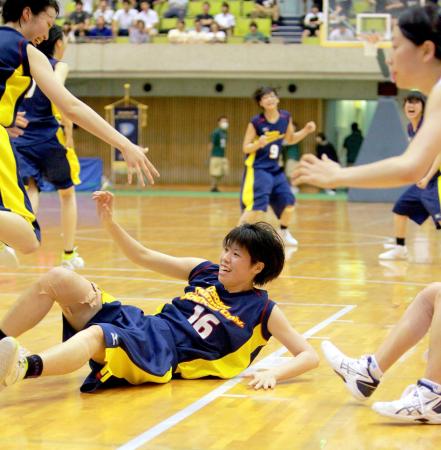 　後半終了間際に、倒れ込みながら決勝ゴールを決めた大阪人間科学大・田中（撮影・石湯恒介）
